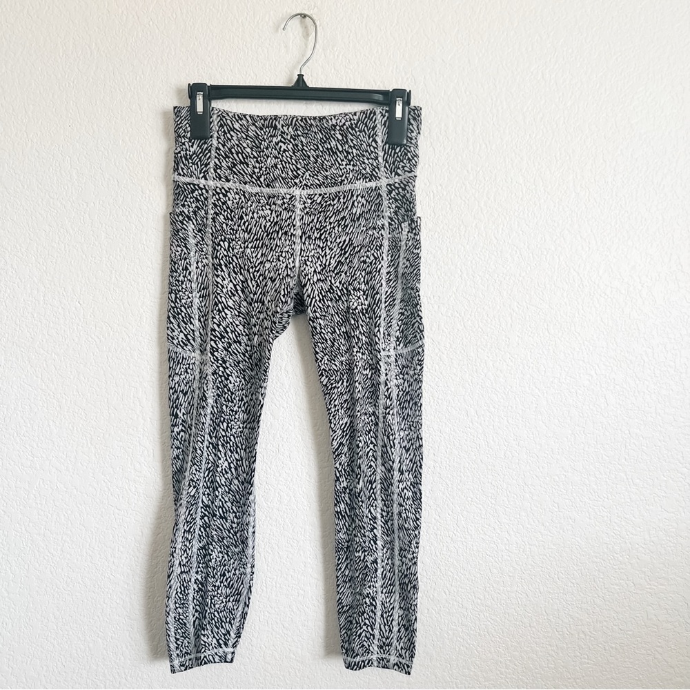 Athleta Size M Ultimate Stash II High Rise 7/8 Workout Monochrome Leggings